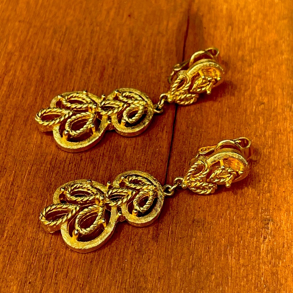 Vintage Designer Trifari - Gold-tone clip-on earring set - Perfect Condition